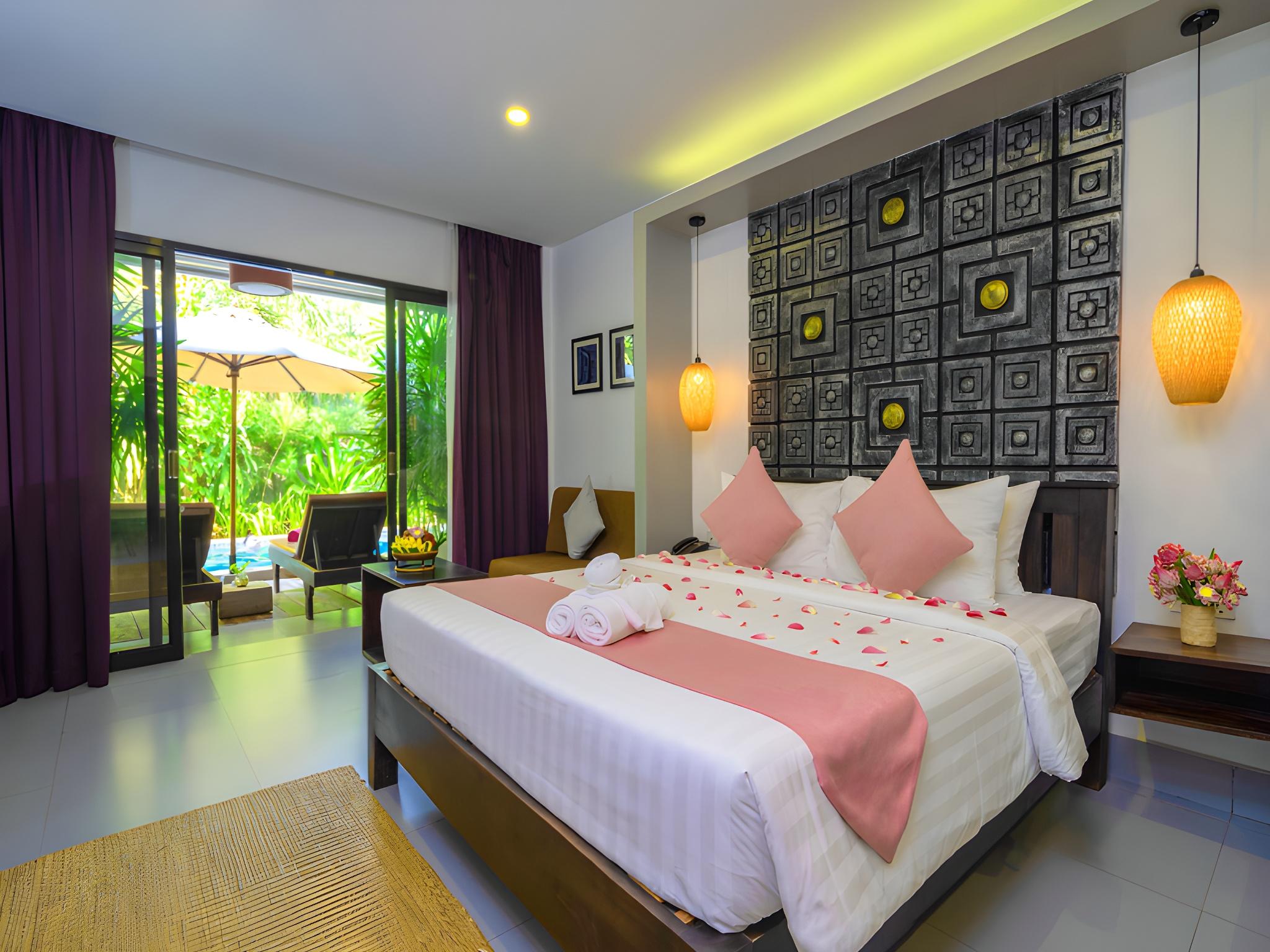 Deluxe, King Bed, Pool Access