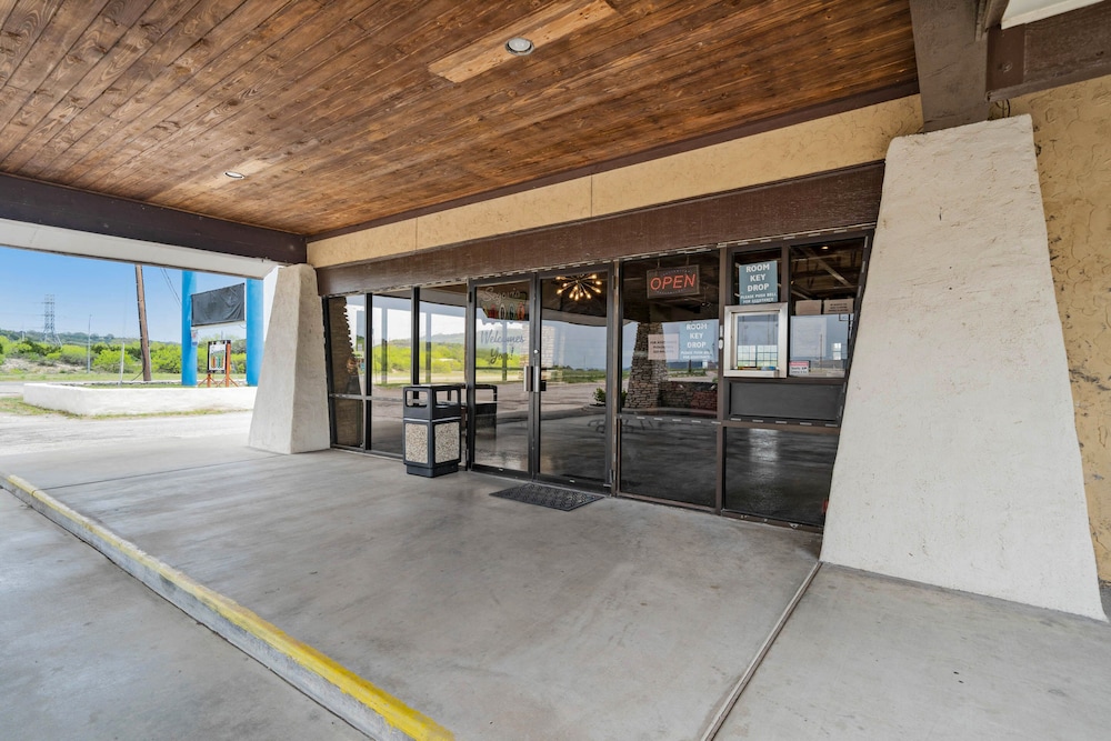 Segovia Lodge Junction TX I -10 42/53