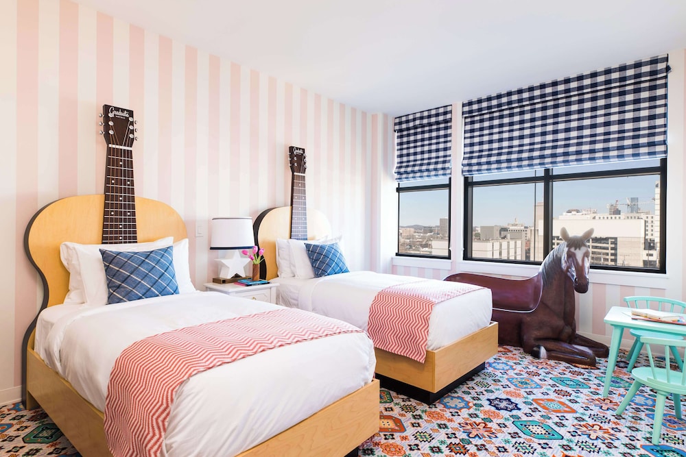 ROOM, TWIN BEDS