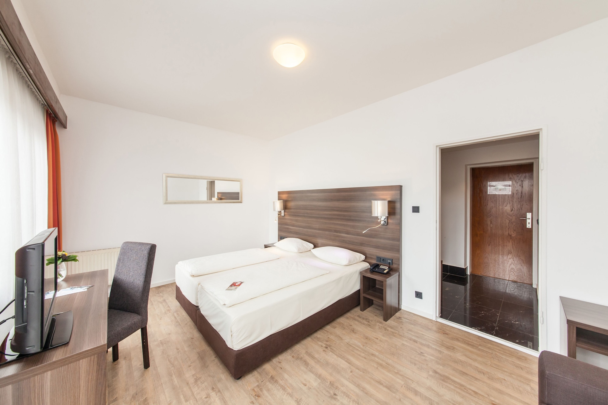 Standard, Triple, 1 King and 1 Single Beds 3/10