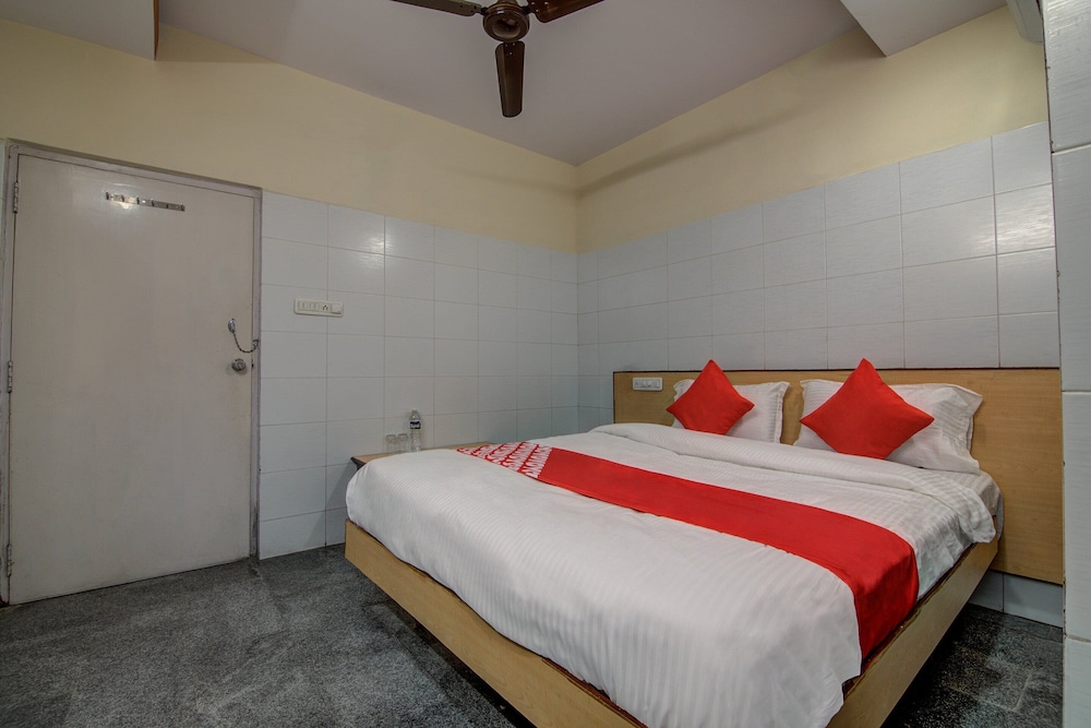 OYO 14669 Mayur's Residency 14/25