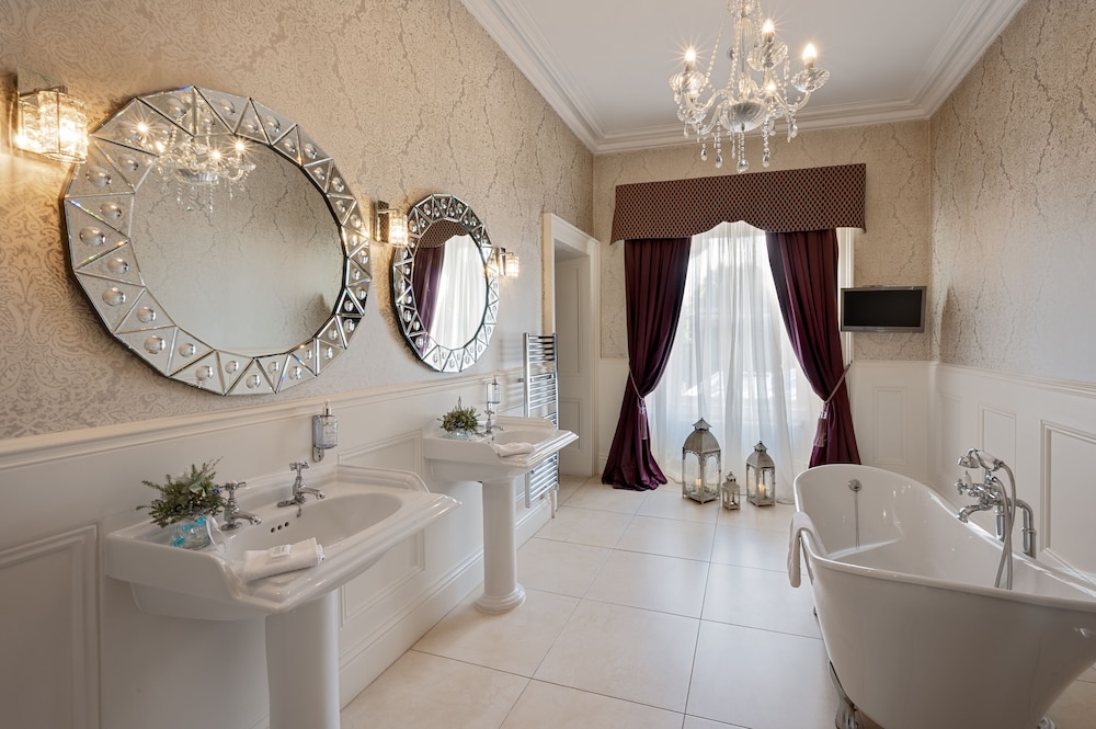 Corks Vienna Woods Hotel and Villas 35/70