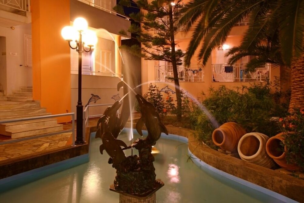 Dolphin Hotel 46/49