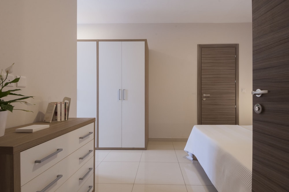 Blubay Apartments By St Hotels 16/48