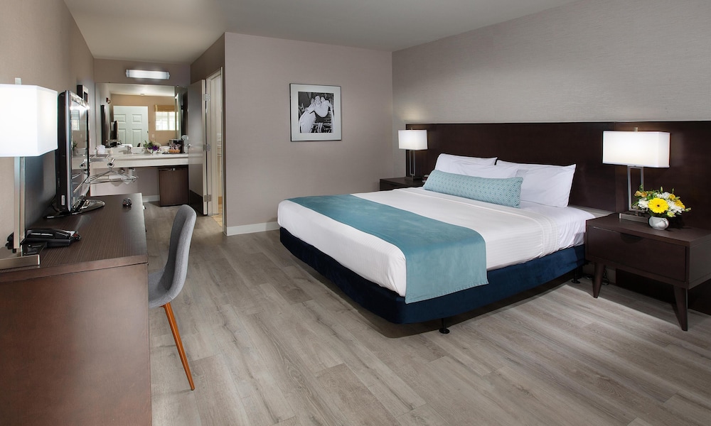 Coast, King Bed, Accessible