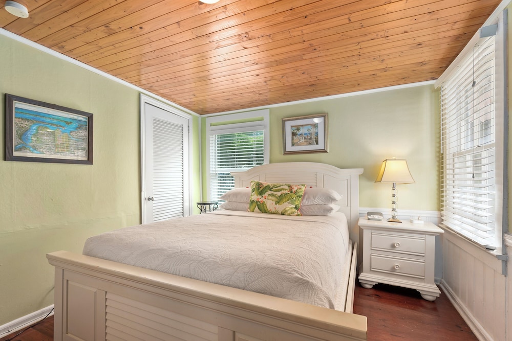 Coastal, 2 Bedrooms, Cottage, Queen Bed, Patio