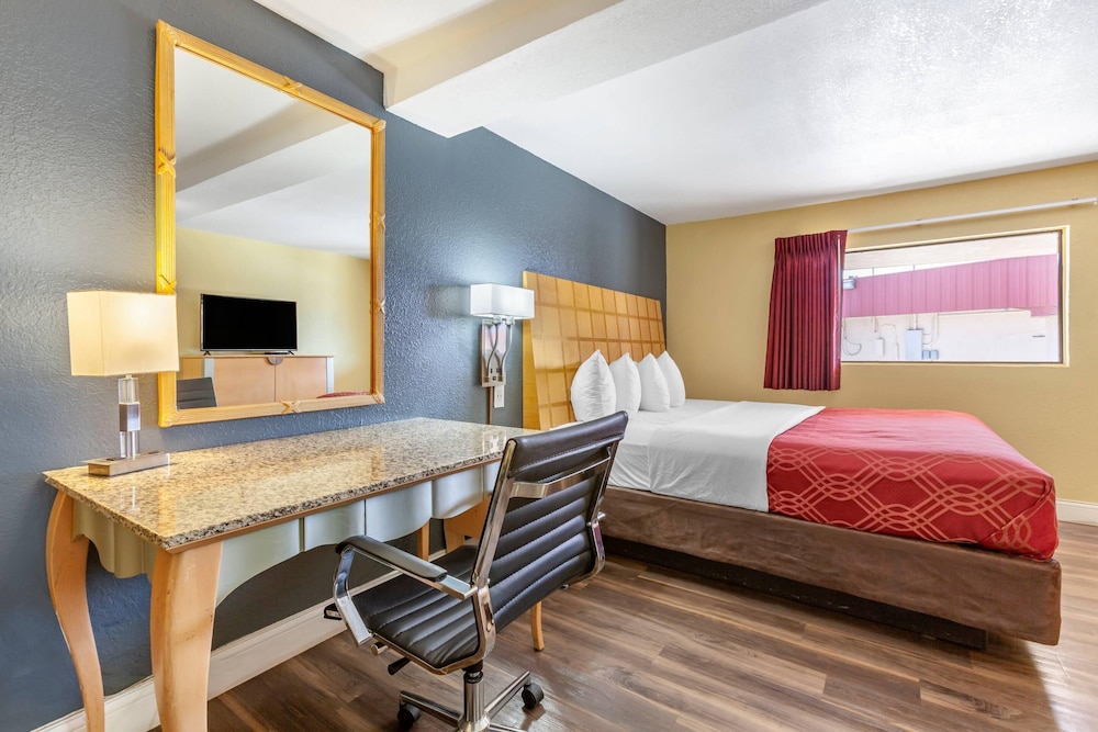Econo Lodge Clovis 30/58