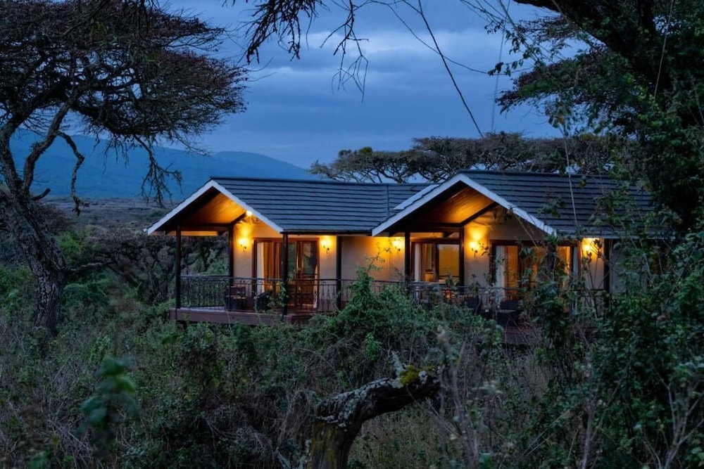 Karibu Camps and Lodges Lions Paw Ngorongoro 8/68
