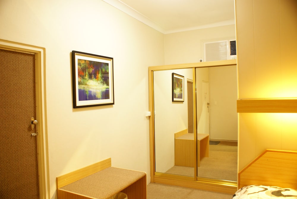 Country Lodge Motor Inn 49/50