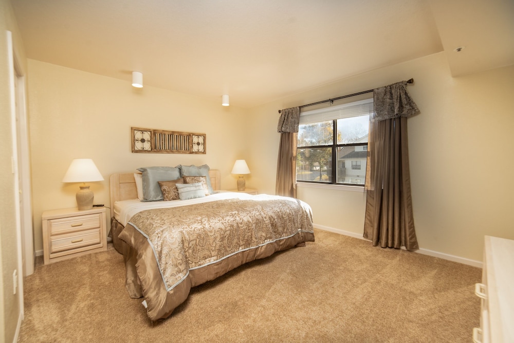 Pointe Royale Condominium Resort & Golf Course 10/81