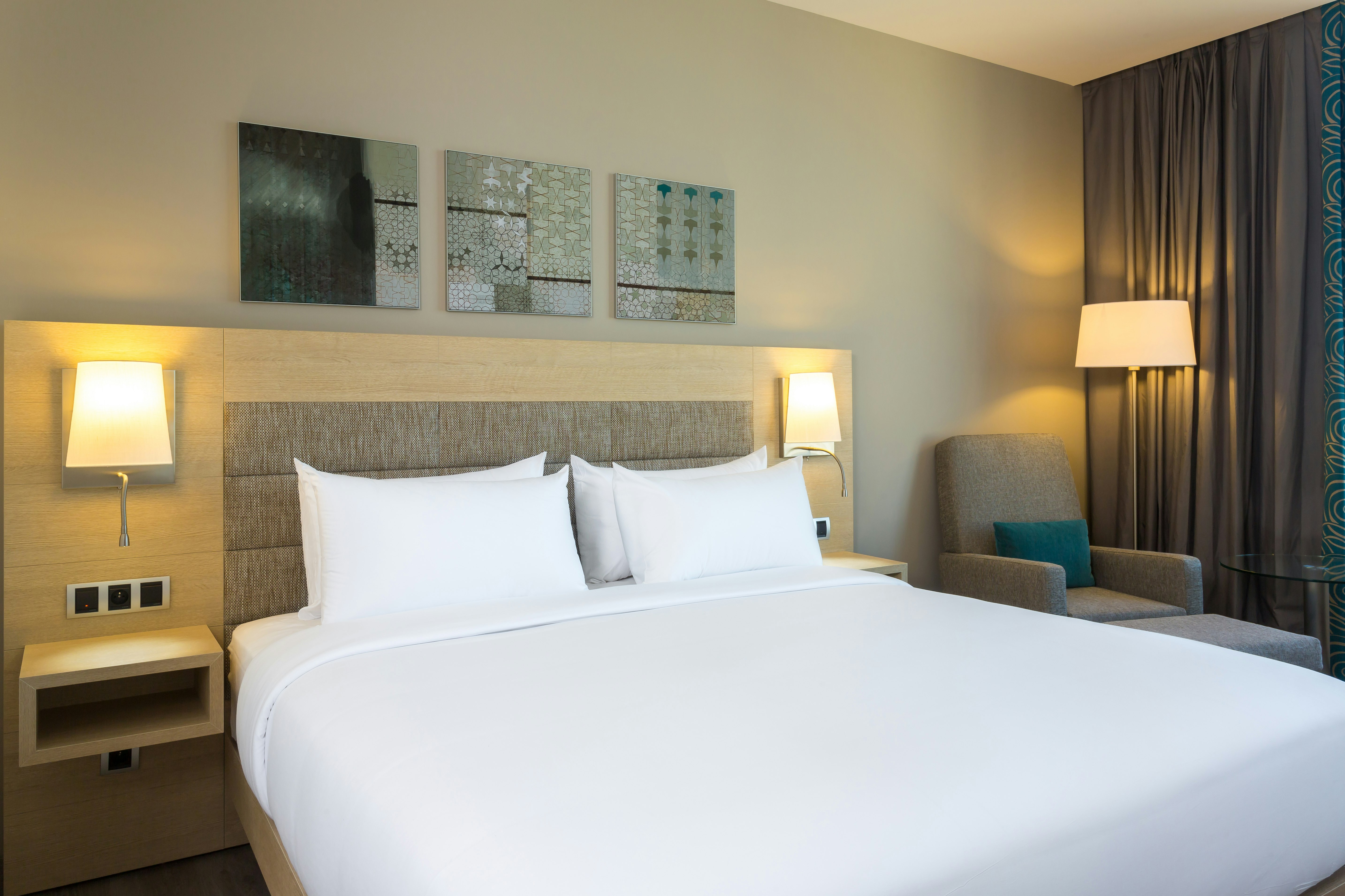 غرفة بسرير كينج بإطلالة على البحر، Hilton Garden Inn Tanger City Center 3/4