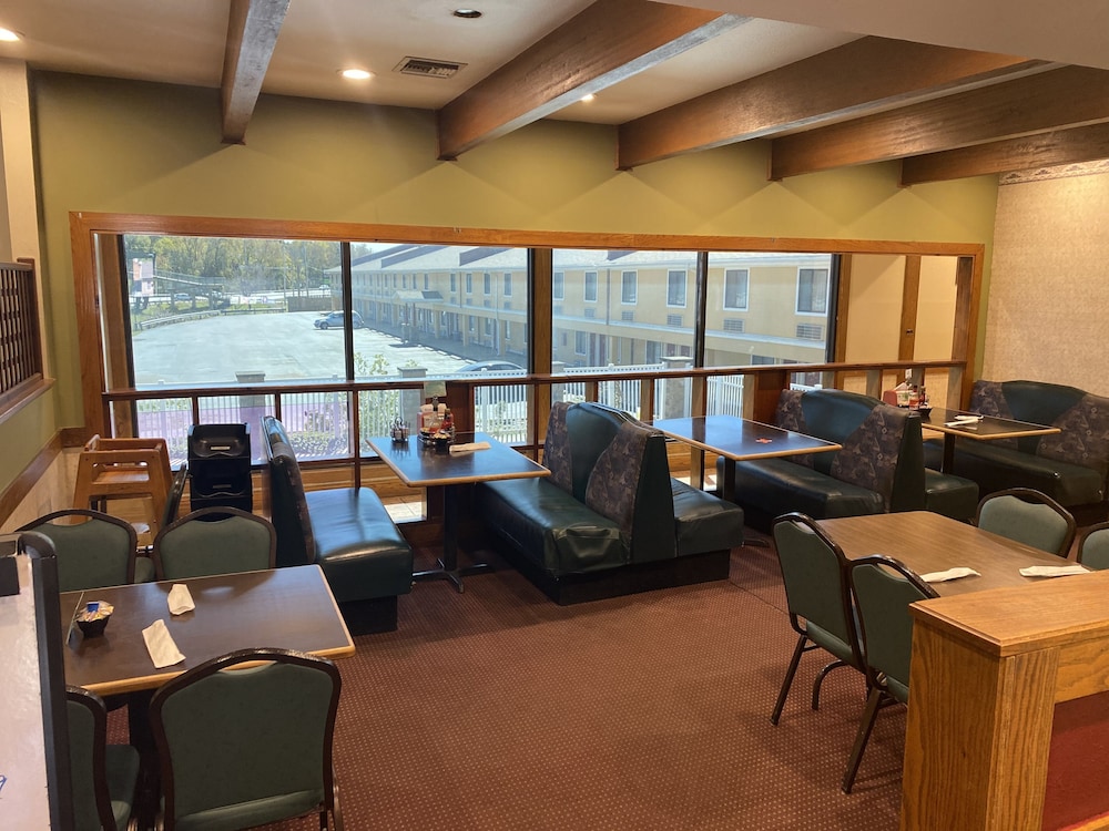 Super 8 by Wyndham Fort Scott 25/49