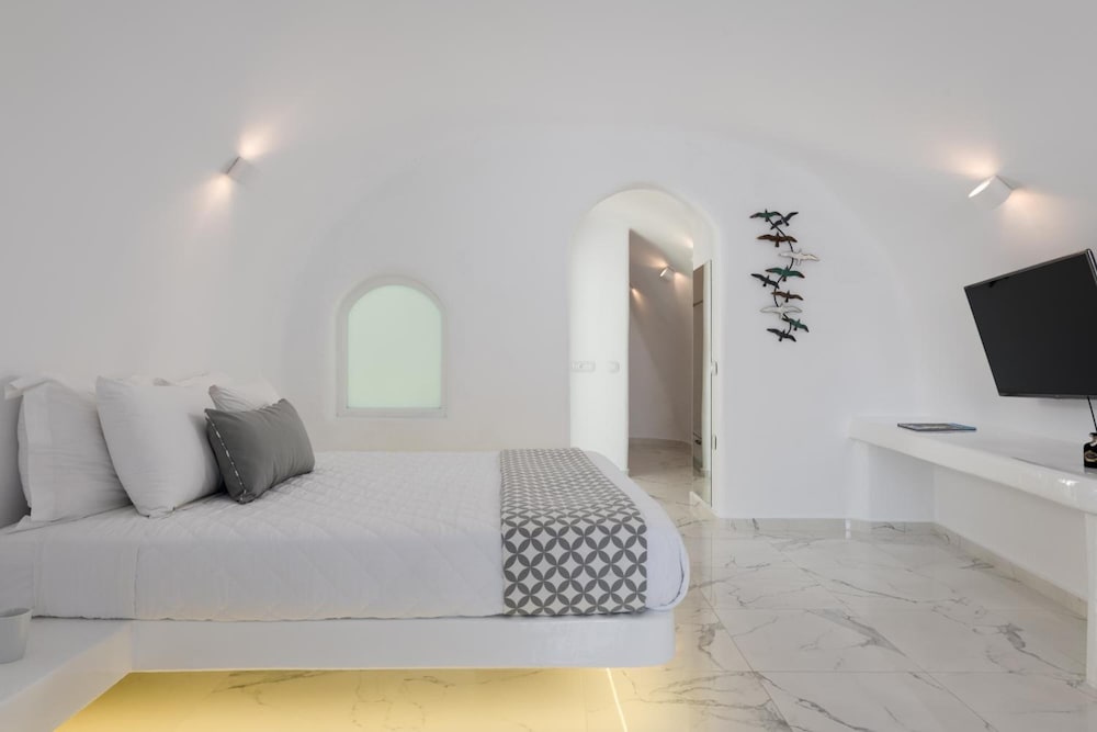 White Concept Caves - Adults Only 8/34