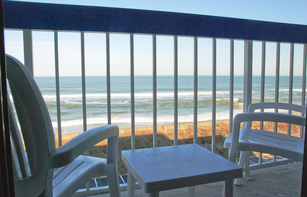 Holiday Inn Express Nags Head Oceanfront 37/62
