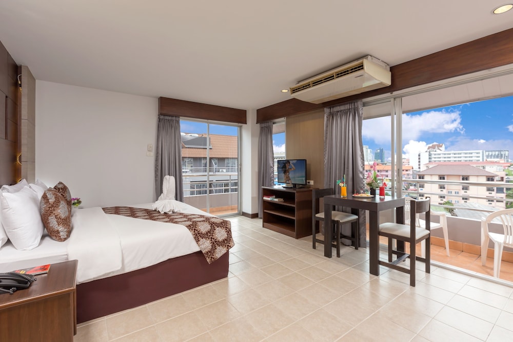 THE HOLIDAY RESORT PATTAYA 7/28