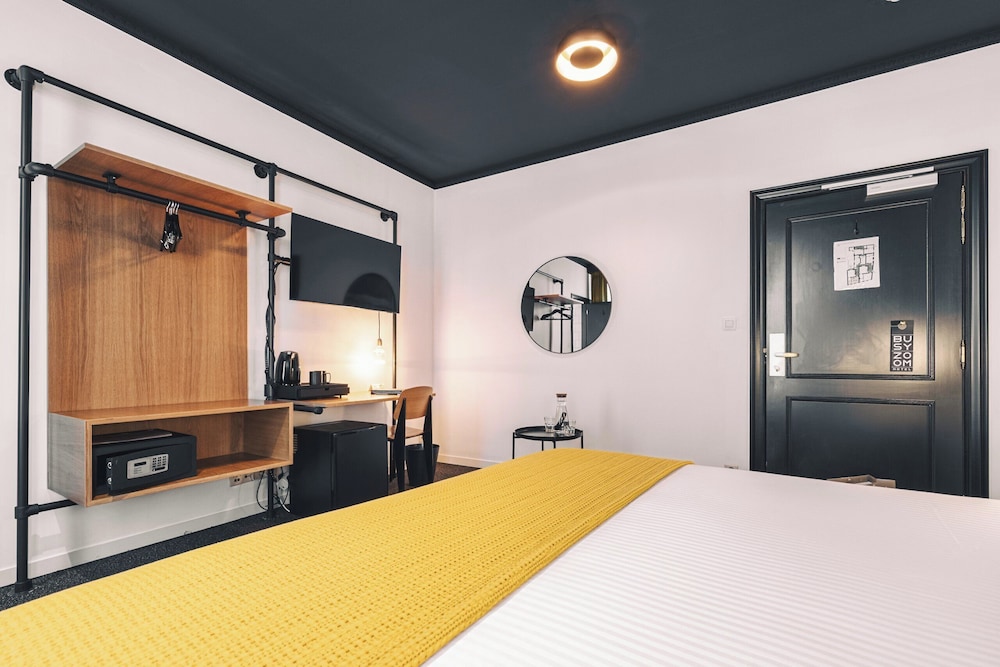 ROOM, TWIN BEDS