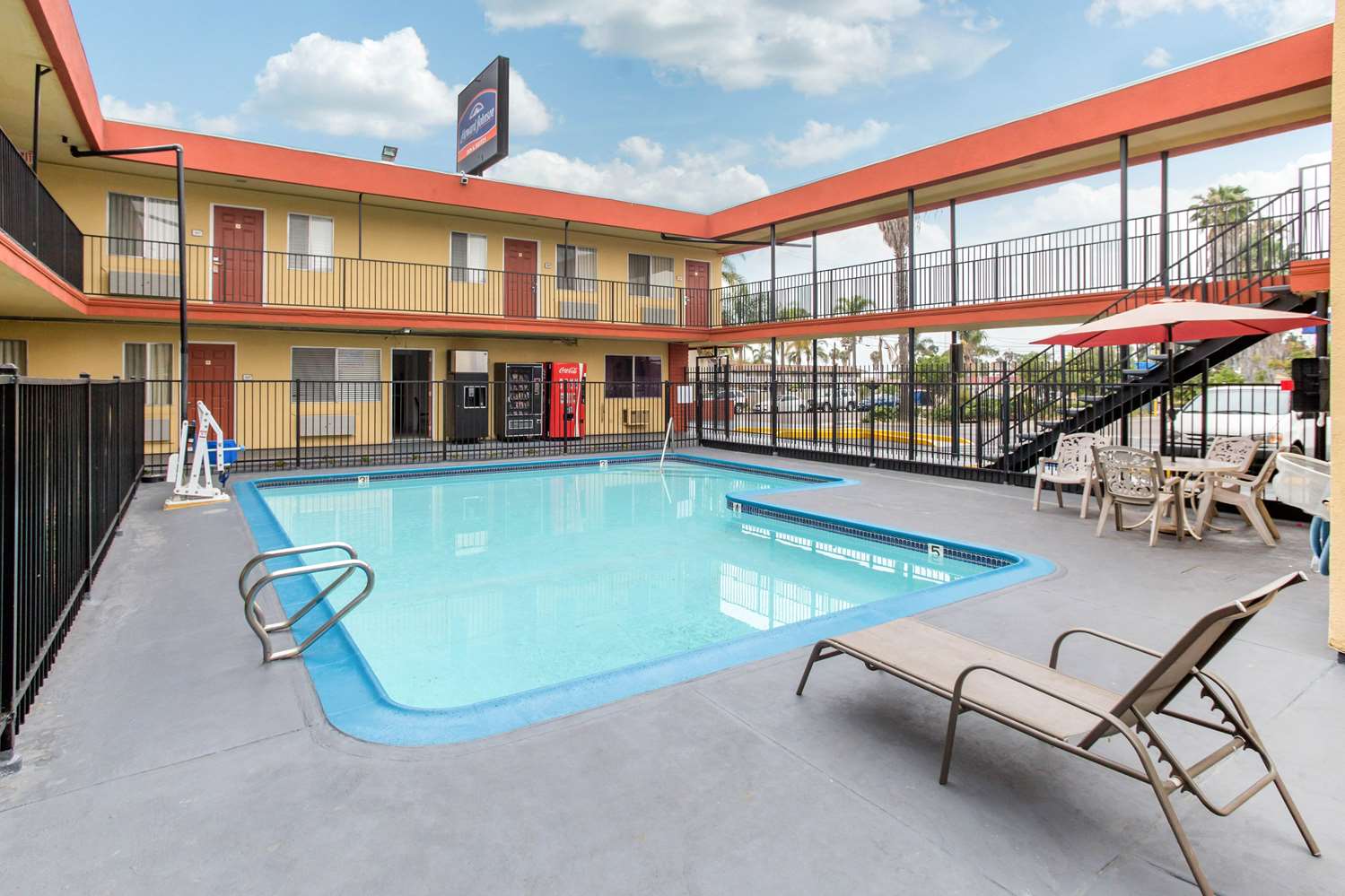 Howard Johnson Suites by Wyndham San Diego Chula Vista/BayFt 1/12