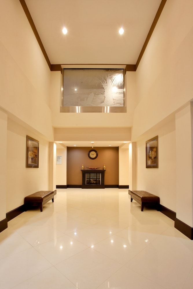 Holiday Inn Express & Suites Hope Mills Fayetteville Airport 2/37