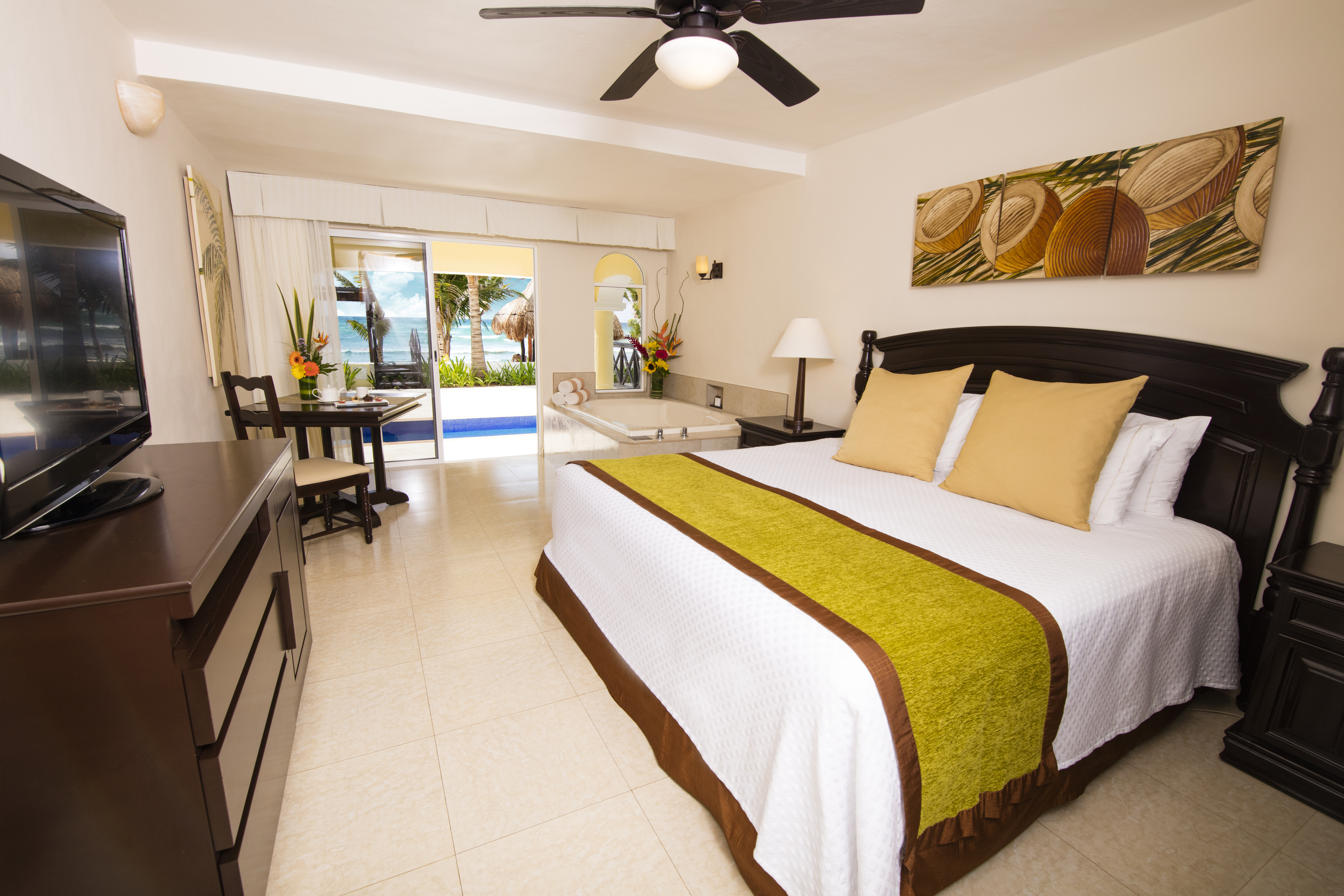 Oceanfront Swim Up Junior Suite