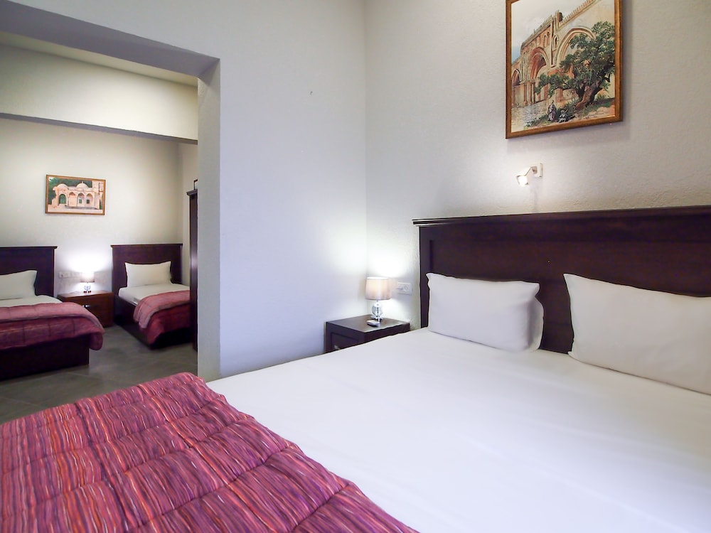 ROOM, QUADRUPLE, MULTIPLE BEDS