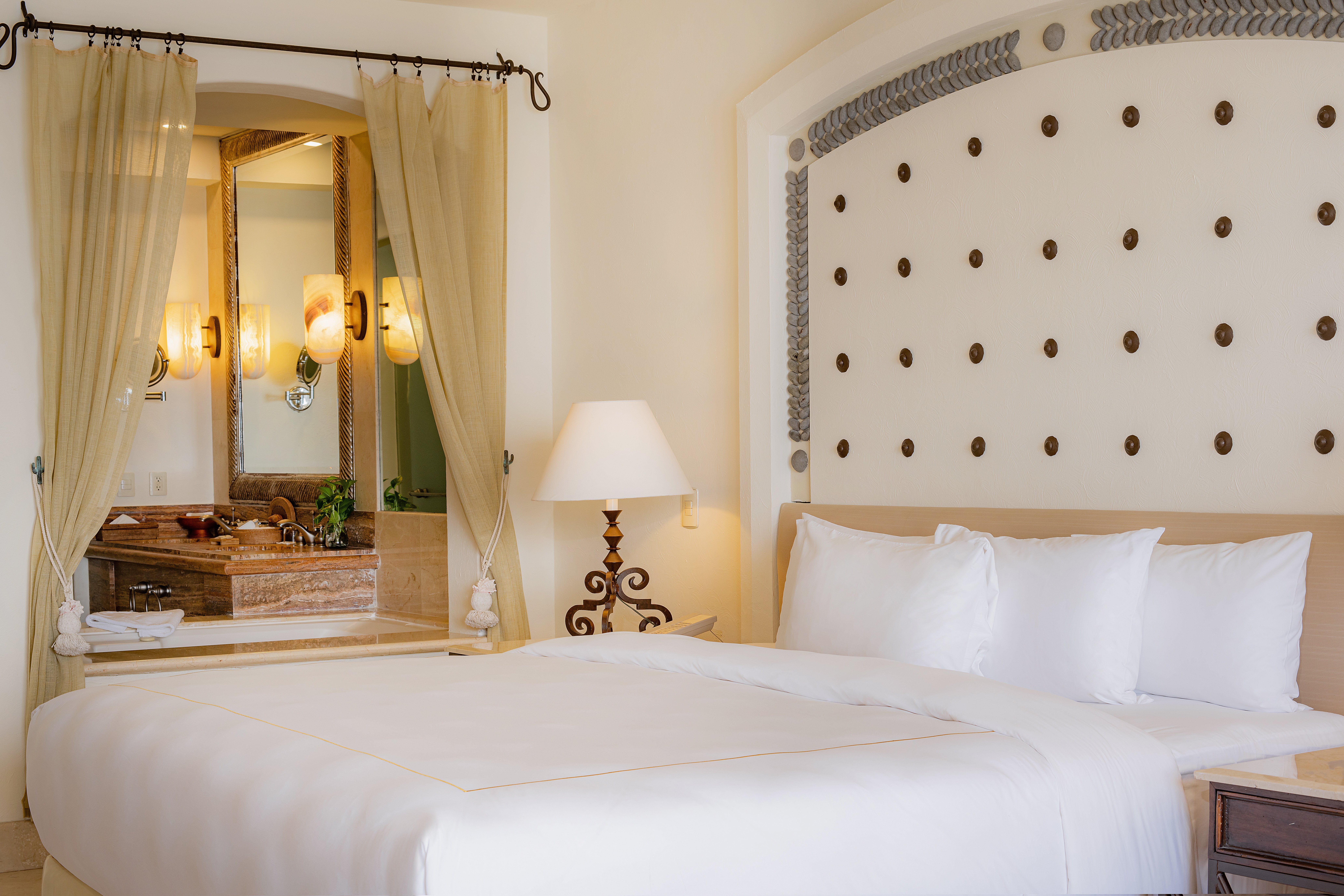 JUNIOR SUITE, KING BED, OCEAN VIEW