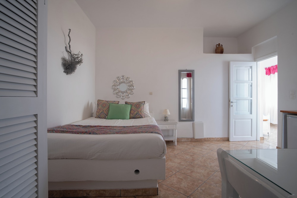 ROOM, DOUBLE BED, CALDERA VIEW