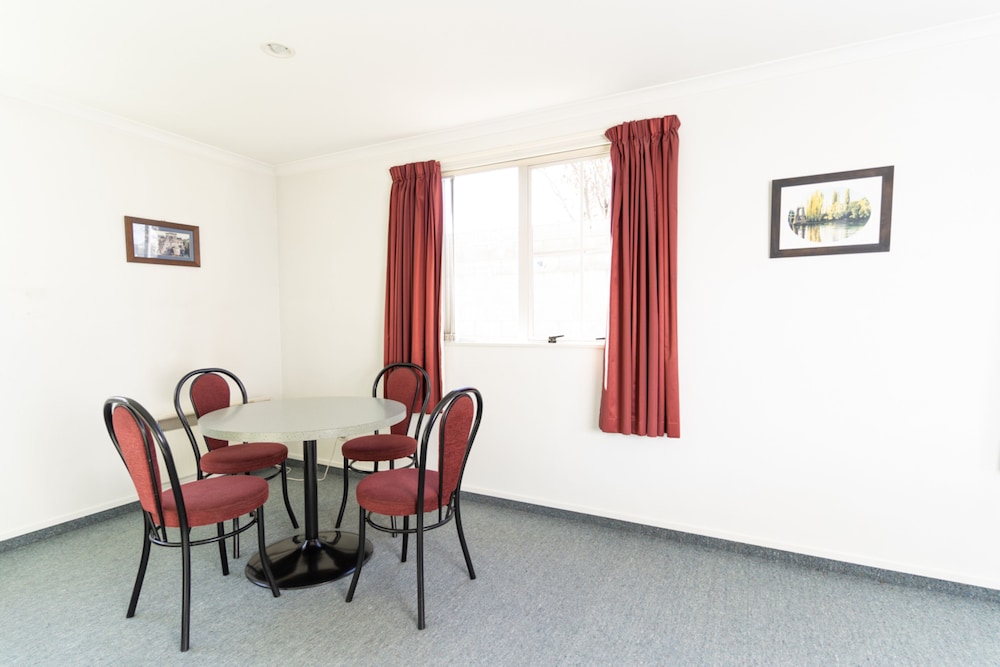 Alexandra Heights Motel 48/57