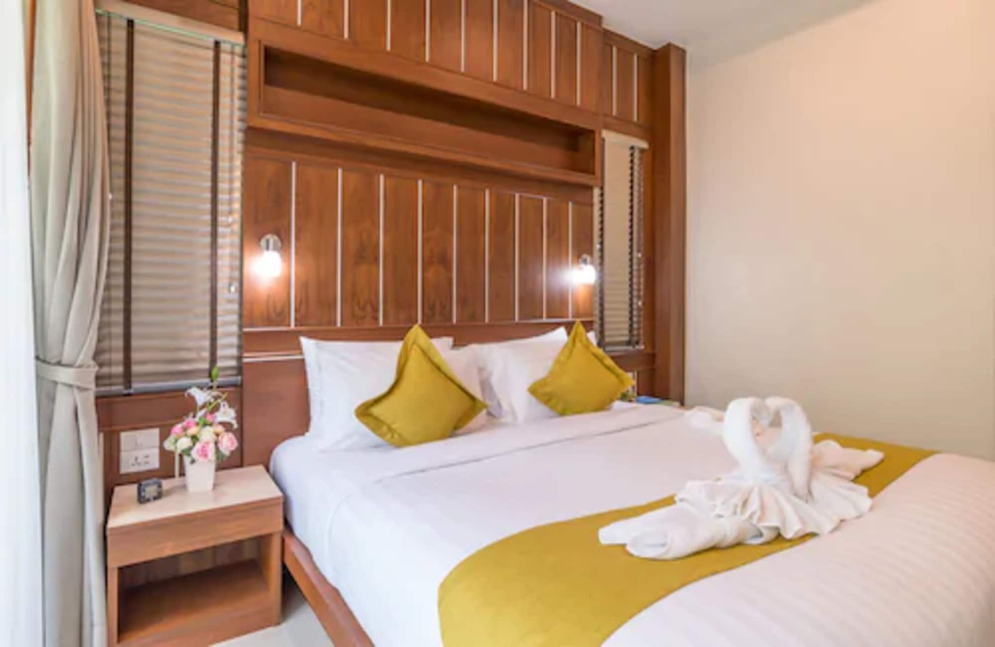 1 BEDROOM, POOL ACCESS