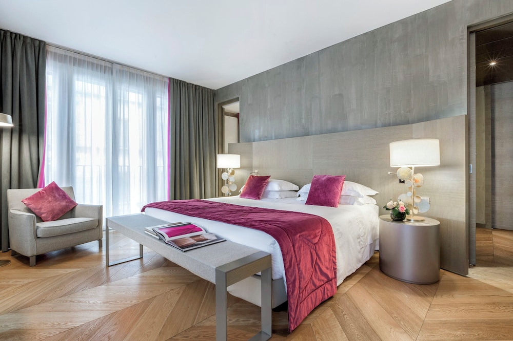 Grand, Rosa, Suite, King Bed