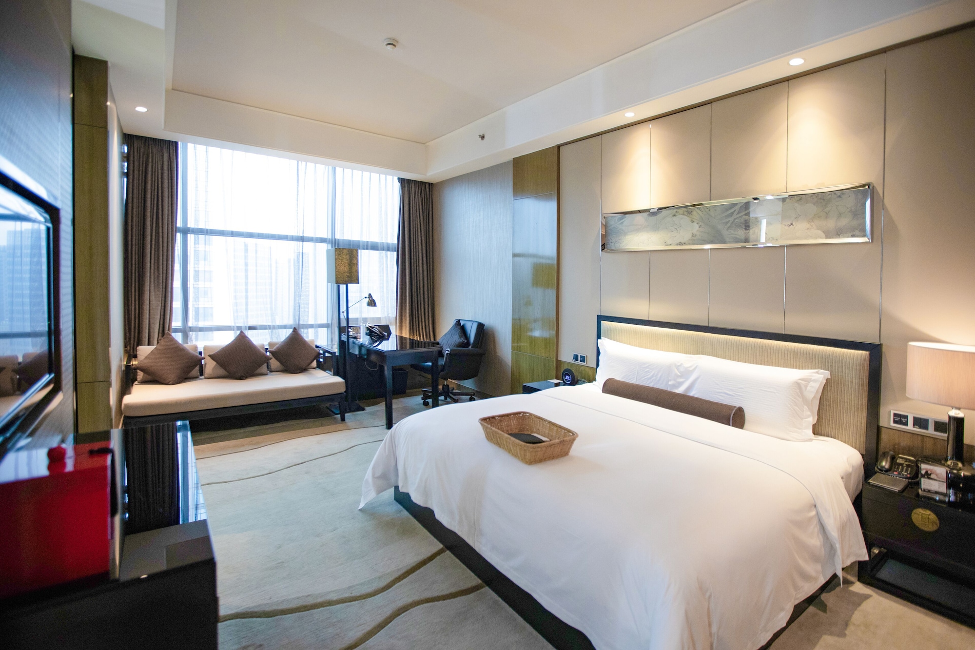 CEO, SUITE, KING BED