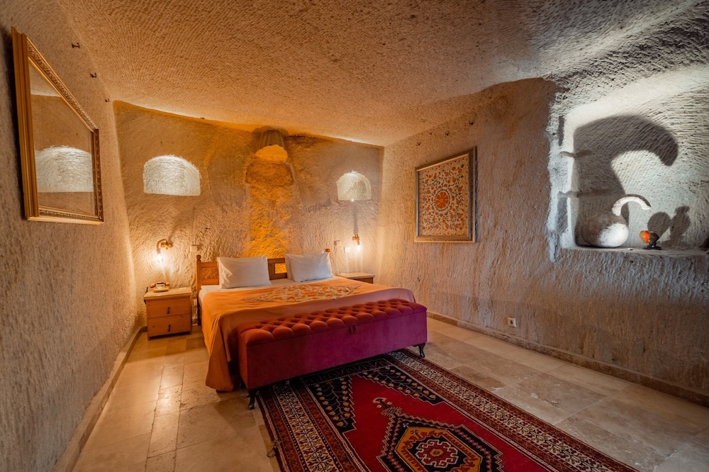 Amber Cave Suites 44/76