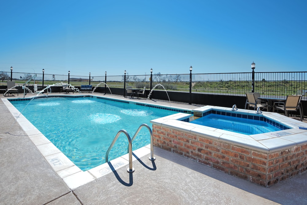 Holiday Inn Express Hotel And Suites Monahans I 20 26/49