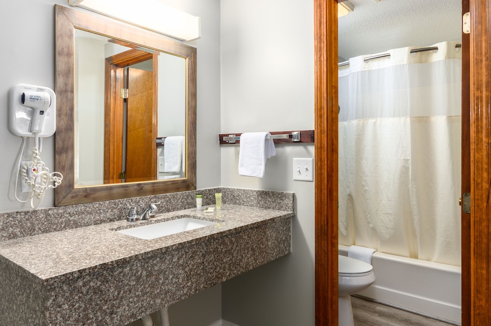 Captains Quarters Motel Conference Center 54/56