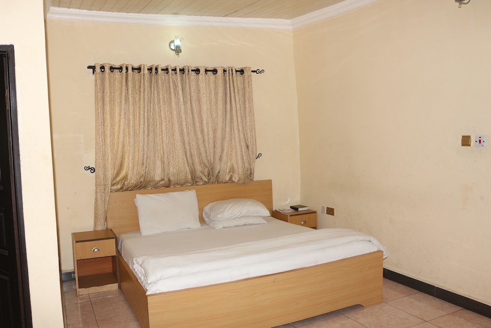Entry Point Hotel 7/49