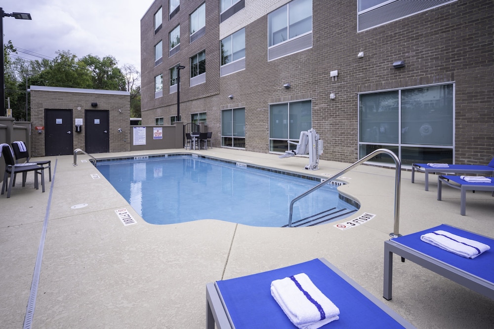 Holiday Inn Express and Suites Brevard City Center 1/51