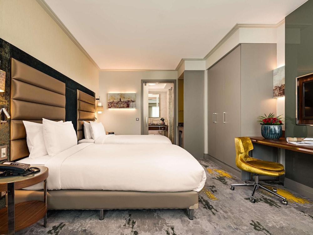 DELUXE, TWIN BEDS, CITY VIEW