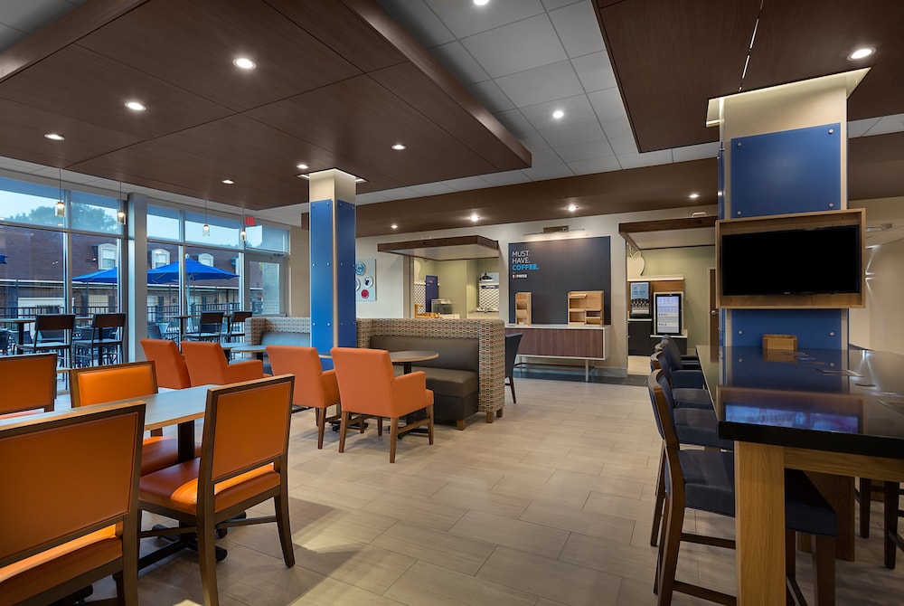 Holiday Inn Express Suites Fayetteville South 28/33