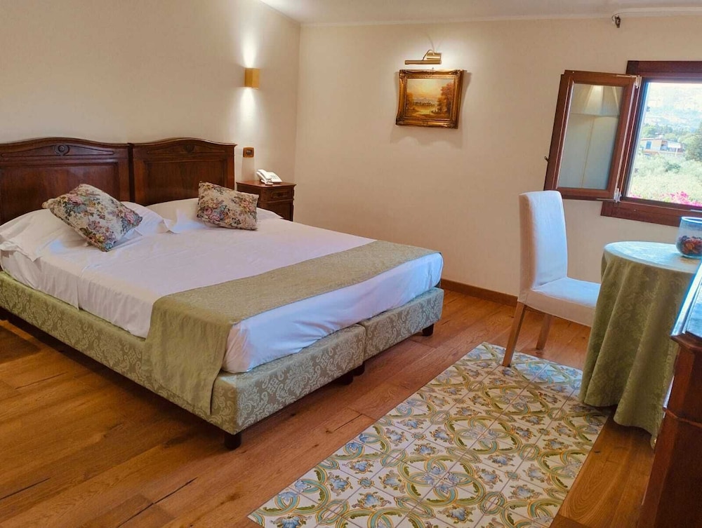 SUPERIOR, DOUBLE OR TWIN BED
