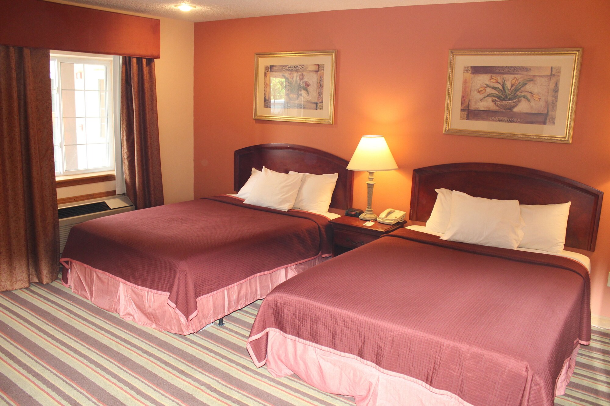 غرفة قياسية بسريرين كوين، Howard Johnson by Wyndham Lenox 6/8