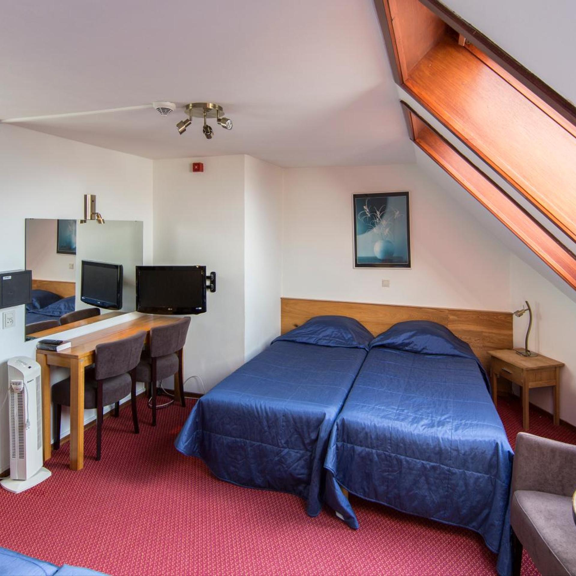 ROOM, QUADRUPLE