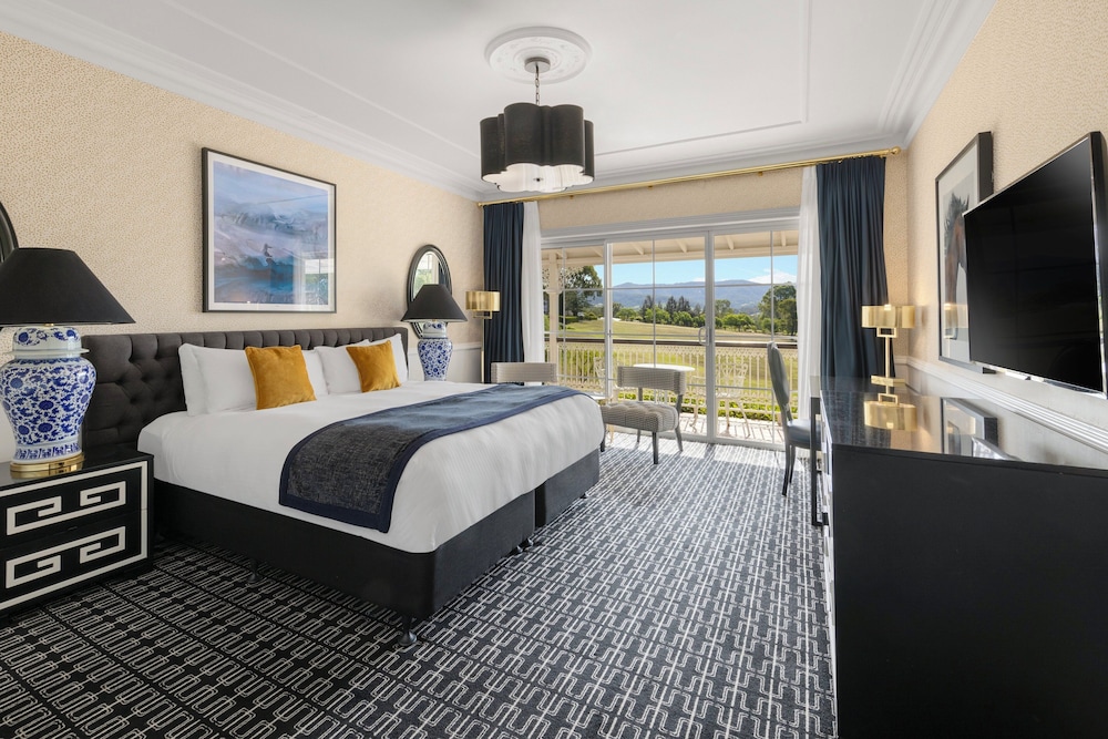 Grand, King Bed, Valley View