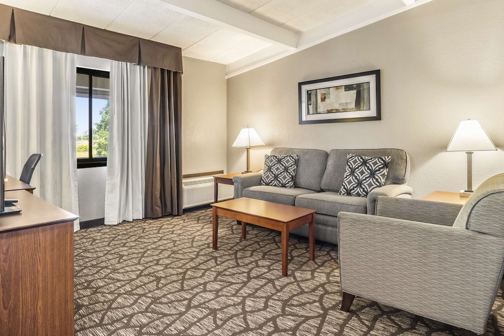 AmericInn by Wyndham Grand Rapids Airport North 36/62