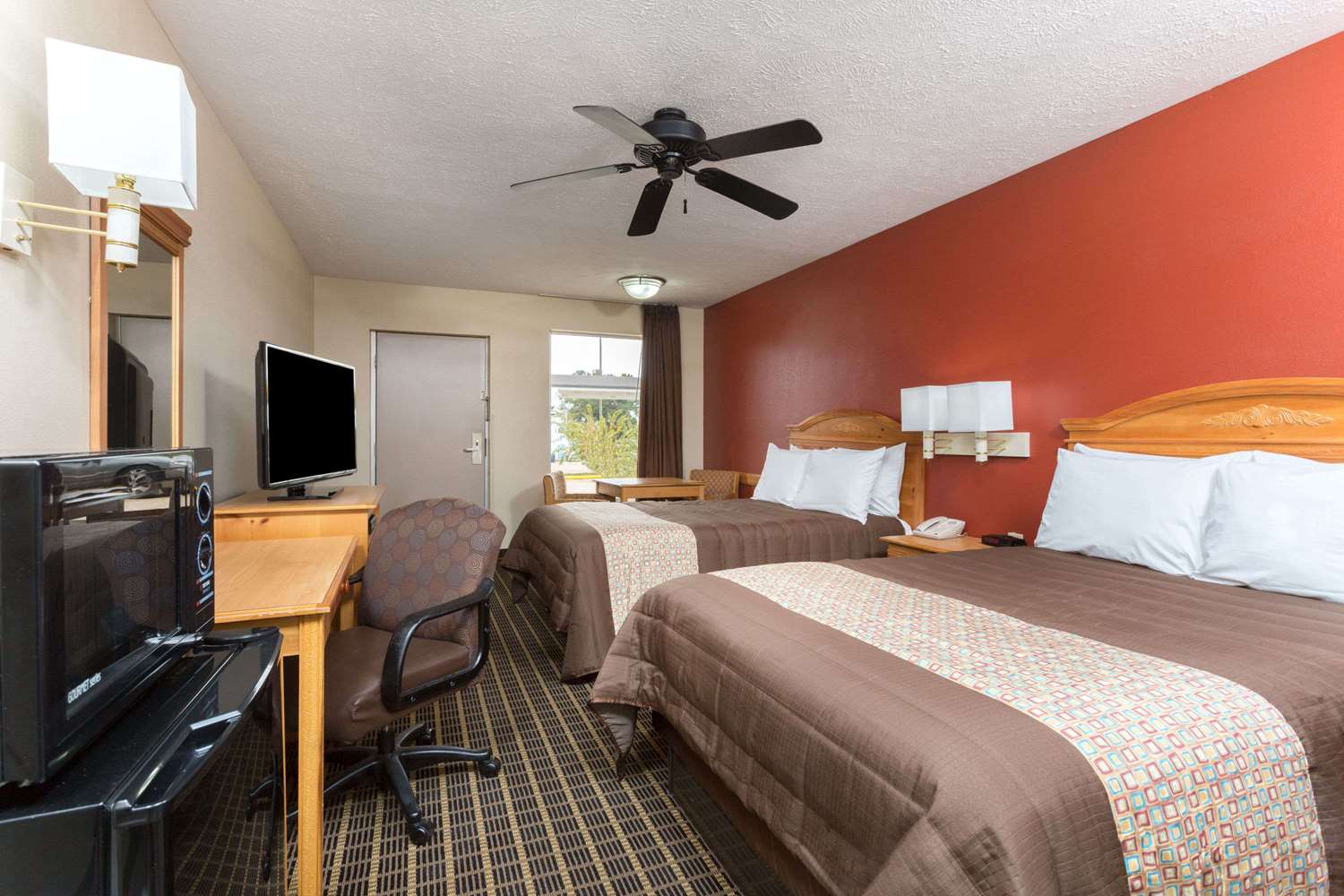 Days Inn by Wyndham Forest 17/40