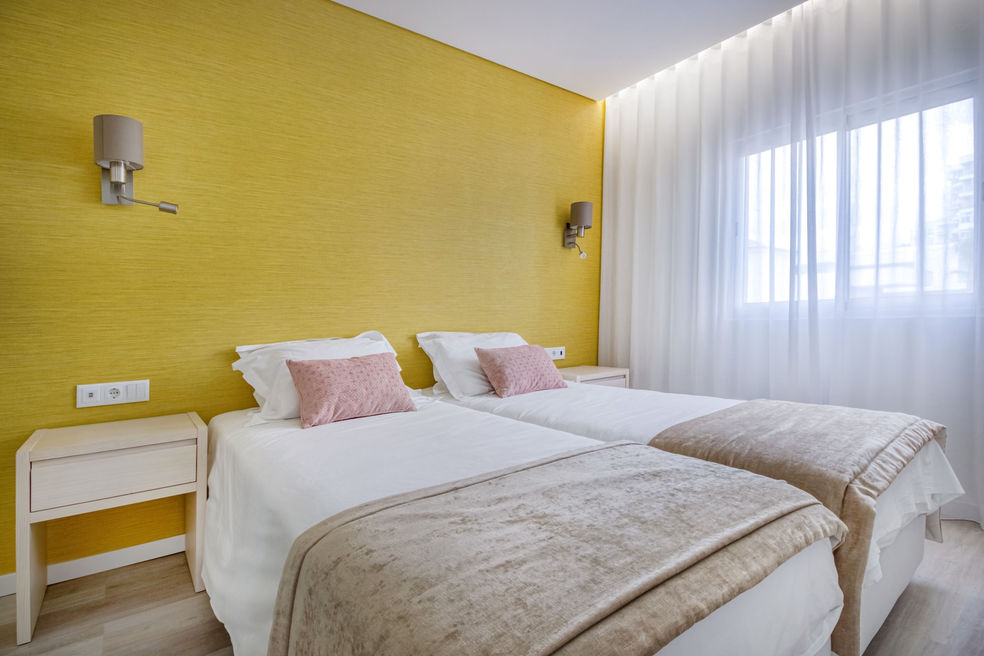 ROOM, TWIN BEDS