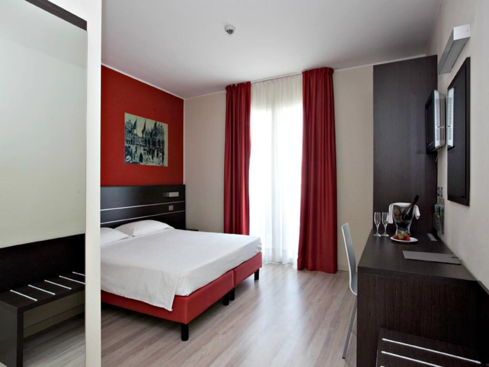 Vienna Hotel 36/56