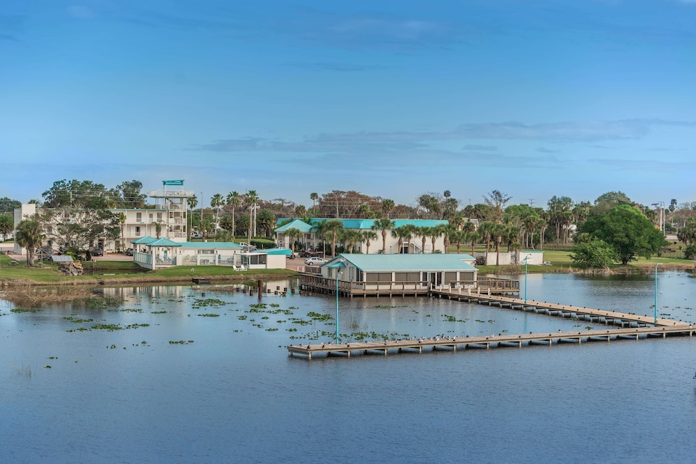 Days Inn & Suites by Wyndham Lake Okeechobee 39/50