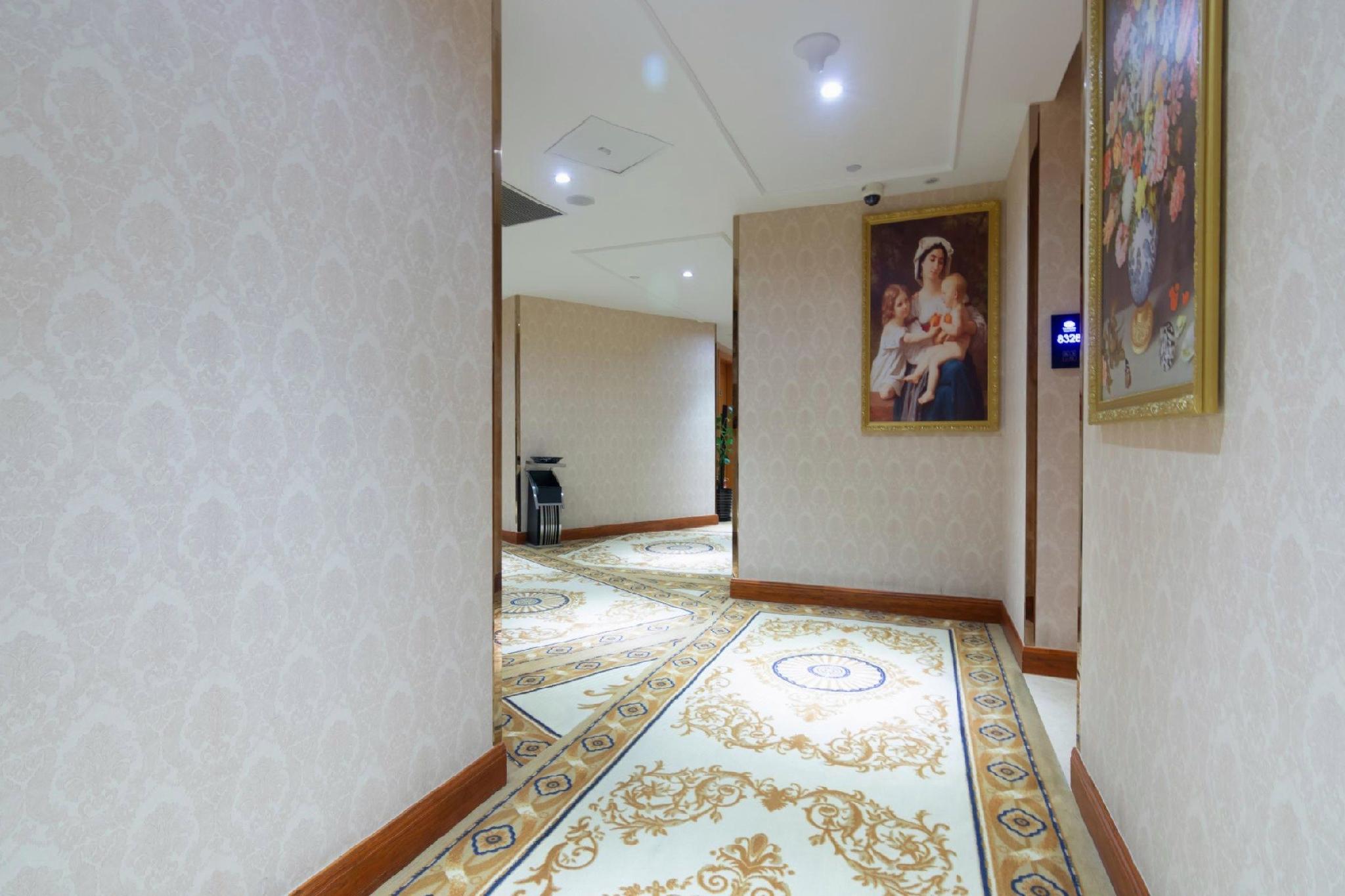 Vienna Hotel (Shanghai Meilan Lake Metro Station) 12/41