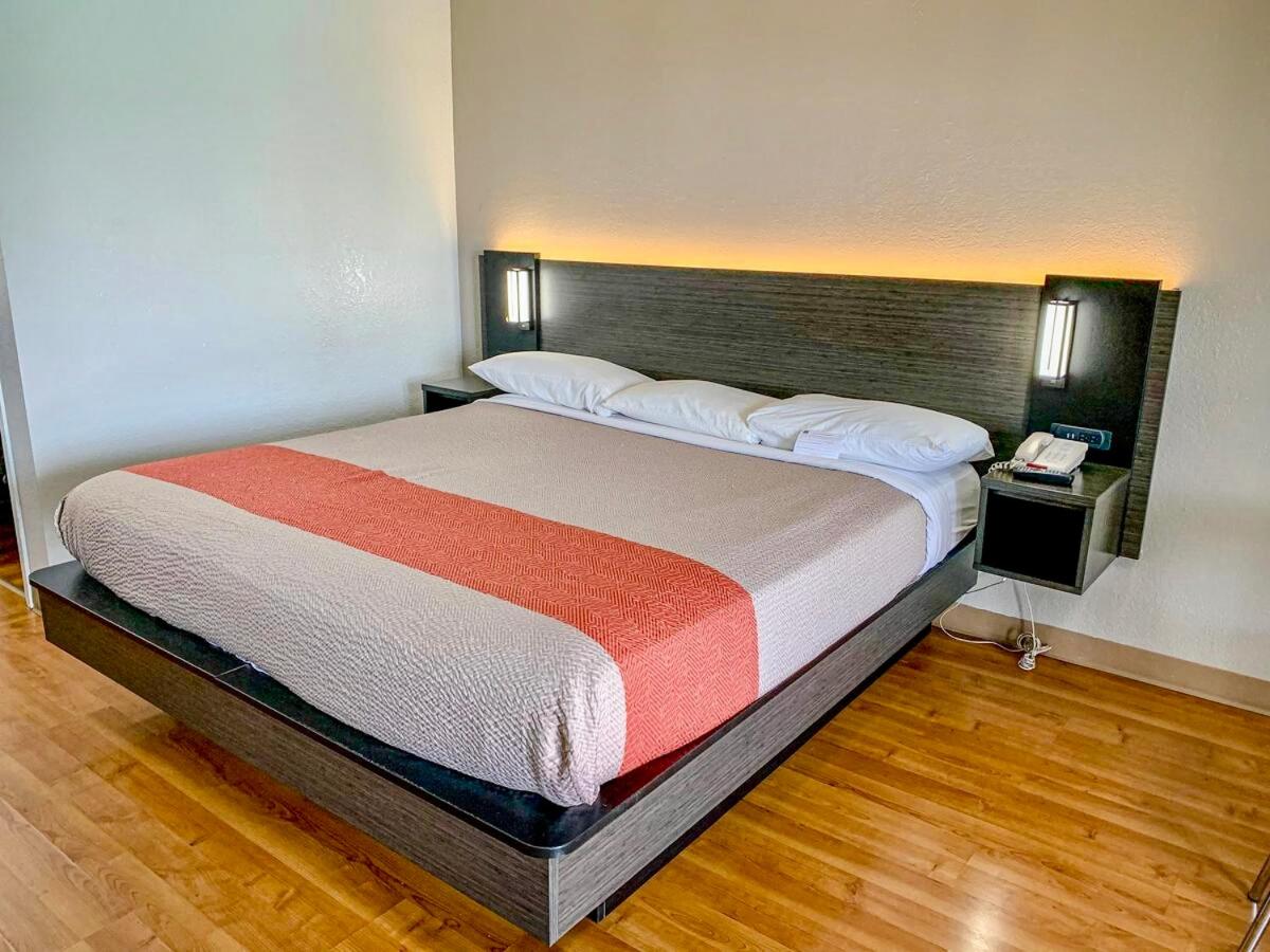1 Queen Bed - ADA/Tub/Micfridge، Motel6 San Angelo, TX 6/10