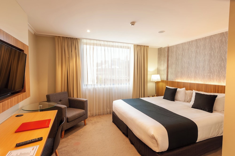 DELUXE, DOUBLE OR TWIN BED