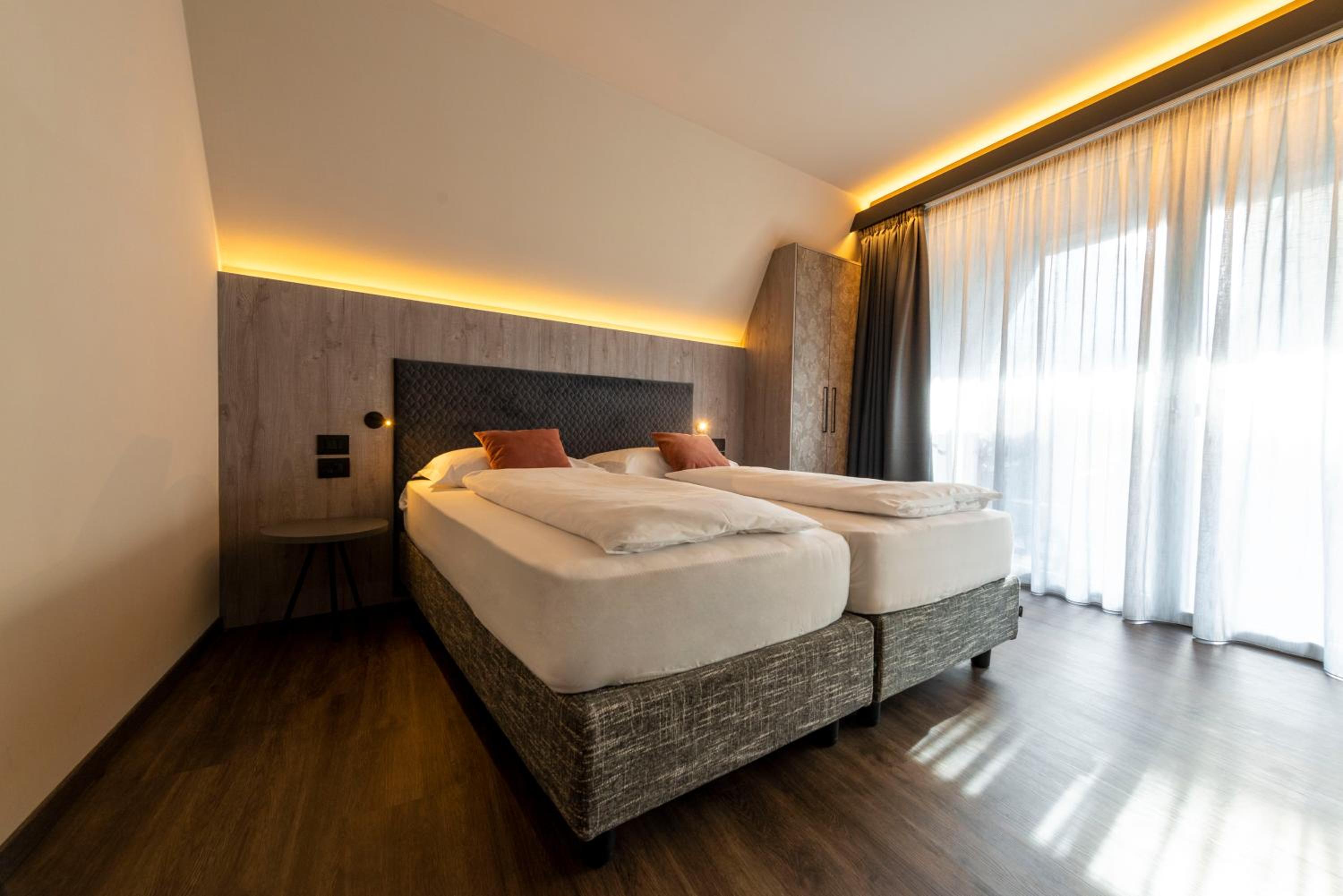 Deluxe, Suite